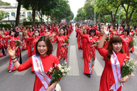 Phụ nữ Thủ đô thướt tha trong trang phục áo dài 