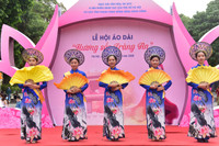 Phụ nữ Thủ đô thướt tha trong trang phục áo dài 