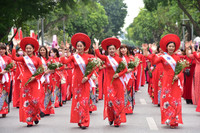 Phụ nữ Thủ đô thướt tha trong trang phục áo dài 