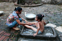 Ngắm 30 tác phẩm về tình mẫu tử của phụ nữ Việt Nam qua triển lãm ảnh 