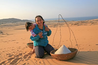 Ngắm 30 tác phẩm về tình mẫu tử của phụ nữ Việt Nam qua triển lãm ảnh 