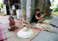 Ngắm 30 tác phẩm về tình mẫu tử của phụ nữ Việt Nam qua triển lãm ảnh 