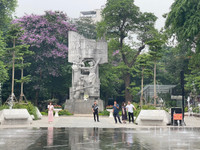 Vườn hoa Vạn Xuân rực rỡ sắc màu thu hút người dân Thủ đô đến vui chơi, thư giãn