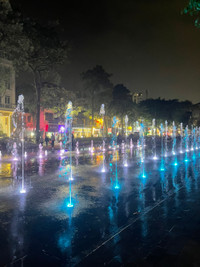 Vườn hoa Vạn Xuân rực rỡ sắc màu thu hút người dân Thủ đô đến vui chơi, thư giãn