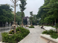 Vườn hoa Vạn Xuân rực rỡ sắc màu thu hút người dân Thủ đô đến vui chơi, thư giãn