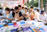 Trải nghiệm Hội sách tại không gian phố đi bộ khu vực hồ Hoàn Kiếm