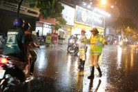 Lực lượng Công an Hà Đông dầm mưa, làm “cọc tiêu sống” trong đêm 