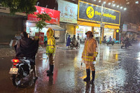 Lực lượng Công an Hà Đông dầm mưa, làm “cọc tiêu sống” trong đêm 