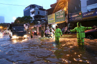 Lực lượng Công an Hà Đông dầm mưa, làm “cọc tiêu sống” trong đêm 