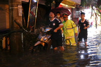 Lực lượng Công an Hà Đông dầm mưa, làm “cọc tiêu sống” trong đêm 