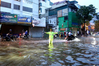 Lực lượng Công an Hà Đông dầm mưa, làm “cọc tiêu sống” trong đêm 