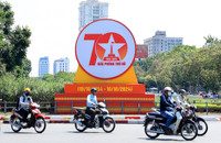 Hà Nội rực rỡ sắc đỏ chào mừng 70 năm ngày Giải phóng Thủ đô