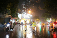 Lực lượng Công an Hà Đông dầm mưa, làm “cọc tiêu sống” trong đêm 