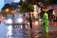 Lực lượng Công an Hà Đông dầm mưa, làm “cọc tiêu sống” trong đêm 