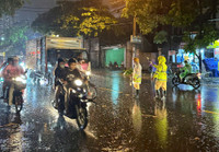 Lực lượng Công an Hà Đông dầm mưa, làm “cọc tiêu sống” trong đêm 