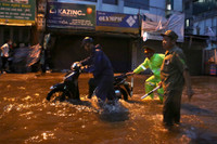 Lực lượng Công an Hà Đông dầm mưa, làm “cọc tiêu sống” trong đêm 