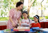 Trải nghiệm Hội sách tại không gian phố đi bộ khu vực hồ Hoàn Kiếm