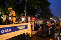 Lực lượng Công an Hà Đông dầm mưa, làm “cọc tiêu sống” trong đêm 