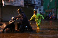 Lực lượng Công an Hà Đông dầm mưa, làm “cọc tiêu sống” trong đêm 