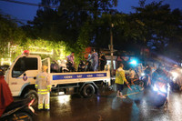 Lực lượng Công an Hà Đông dầm mưa, làm “cọc tiêu sống” trong đêm 