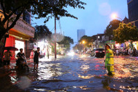 Lực lượng Công an Hà Đông dầm mưa, làm “cọc tiêu sống” trong đêm 