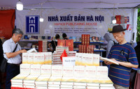 Trải nghiệm Hội sách tại không gian phố đi bộ khu vực hồ Hoàn Kiếm