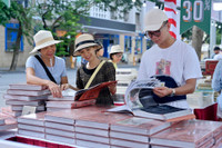 Trải nghiệm Hội sách tại không gian phố đi bộ khu vực hồ Hoàn Kiếm