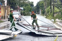 Những hình ảnh xúc động về lực lượng Công an Thủ đô vật lộn với cơn bão Yagi