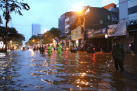 Lực lượng Công an Hà Đông dầm mưa, làm “cọc tiêu sống” trong đêm 