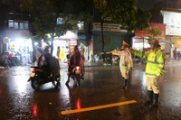 Lực lượng Công an Hà Đông dầm mưa, làm “cọc tiêu sống” trong đêm 