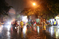 Lực lượng Công an Hà Đông dầm mưa, làm “cọc tiêu sống” trong đêm 