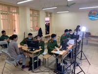 [Ảnh] Cán bộ chiến sỹ tận tình hỗ trợ, cấp căn cước gắn chíp cho học sinh