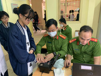 [Ảnh] Cán bộ chiến sỹ tận tình hỗ trợ, cấp căn cước gắn chíp cho học sinh