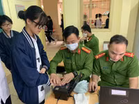 [Ảnh] Cán bộ chiến sỹ tận tình hỗ trợ, cấp căn cước gắn chíp cho học sinh