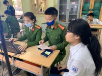 [Ảnh] Cán bộ chiến sỹ tận tình hỗ trợ, cấp căn cước gắn chíp cho học sinh