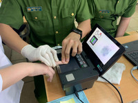 [Ảnh] Cán bộ chiến sỹ tận tình hỗ trợ, cấp căn cước gắn chíp cho học sinh