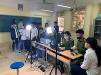 [Ảnh] Cán bộ chiến sỹ tận tình hỗ trợ, cấp căn cước gắn chíp cho học sinh