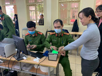 [Ảnh] Cán bộ chiến sỹ tận tình hỗ trợ, cấp căn cước gắn chíp cho học sinh