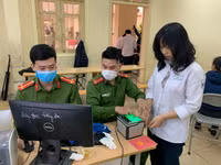 [Ảnh] Cán bộ chiến sỹ tận tình hỗ trợ, cấp căn cước gắn chíp cho học sinh