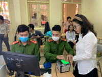 [Ảnh] Cán bộ chiến sỹ tận tình hỗ trợ, cấp căn cước gắn chíp cho học sinh