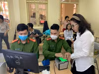 [Ảnh] Cán bộ chiến sỹ tận tình hỗ trợ, cấp căn cước gắn chíp cho học sinh