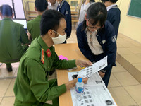 [Ảnh] Cán bộ chiến sỹ tận tình hỗ trợ, cấp căn cước gắn chíp cho học sinh