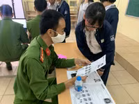 [Ảnh] Cán bộ chiến sỹ tận tình hỗ trợ, cấp căn cước gắn chíp cho học sinh