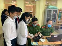 [Ảnh] Cán bộ chiến sỹ tận tình hỗ trợ, cấp căn cước gắn chíp cho học sinh