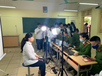 [Ảnh] Cán bộ chiến sỹ tận tình hỗ trợ, cấp căn cước gắn chíp cho học sinh