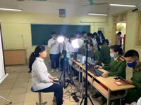 [Ảnh] Cán bộ chiến sỹ tận tình hỗ trợ, cấp căn cước gắn chíp cho học sinh