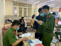 [Ảnh] Cán bộ chiến sỹ tận tình hỗ trợ, cấp căn cước gắn chíp cho học sinh