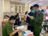 [Ảnh] Cán bộ chiến sỹ tận tình hỗ trợ, cấp căn cước gắn chíp cho học sinh