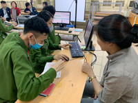 [Ảnh] Cán bộ chiến sỹ tận tình hỗ trợ, cấp căn cước gắn chíp cho học sinh