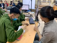 [Ảnh] Cán bộ chiến sỹ tận tình hỗ trợ, cấp căn cước gắn chíp cho học sinh